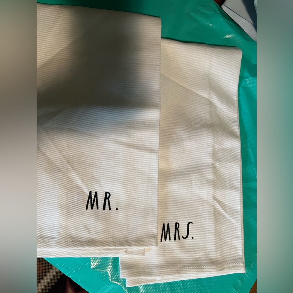 Rae Dunn hand towels white with black lettering “MR &.‎ MRS” NWOT